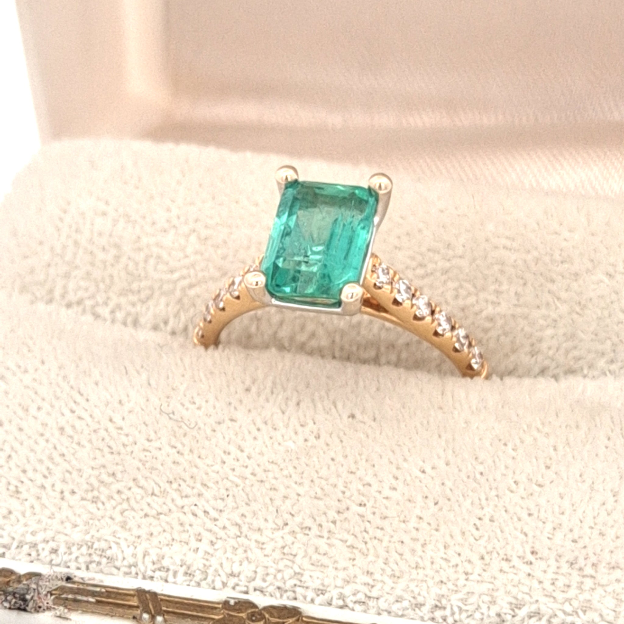 18k geel gouden ring met diamanten en smaragd