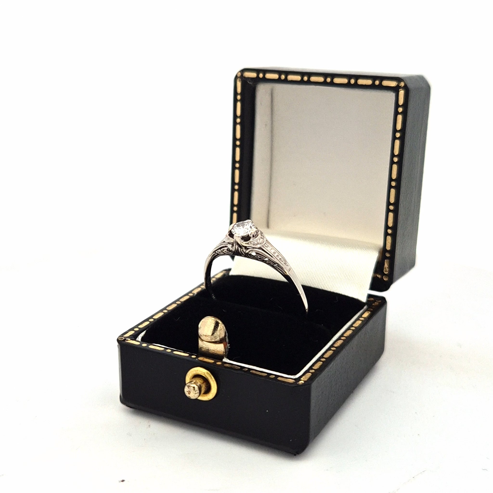 Delicate 14k witgouden bewerkte ring met diamant