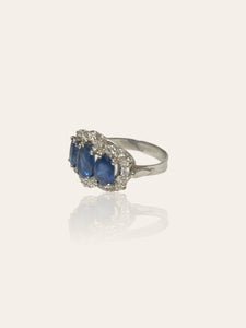 White gold ring with sapphire and brilliant cut diamonds