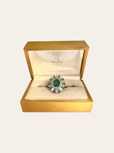 60/70er jaren witgouden cocktail ring bezet met smaragd, baguette en briljant geslepen diamanten