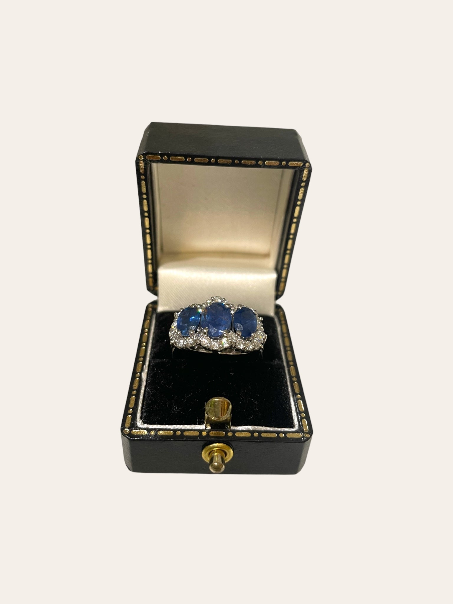 White gold ring with sapphire and brilliant cut diamonds