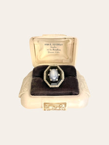 Art-Deco entourage ring with star sapphire