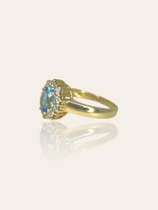 14K geelgouden entourage ring bezet met sky blue topaas en briljant geslepen diamanten